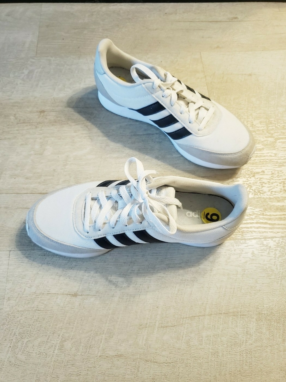 ADIDAS Three Stripe WOMEN'S SNEAKERS IN SIZE 9 (NEW)